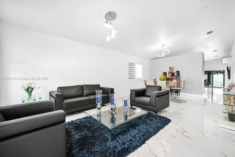 House in Miami, Florida 4 bedrooms, 191.19 sq.m. № 1959624 - photo 6