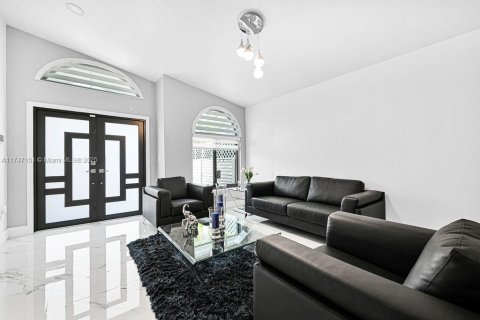 House in Miami, Florida 4 bedrooms, 191.19 sq.m. № 1959624 - photo 2