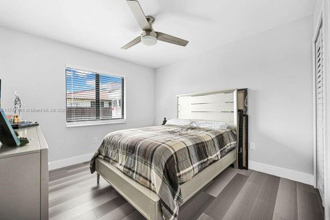 House in Miami, Florida 4 bedrooms, 191.19 sq.m. № 1959624 - photo 28