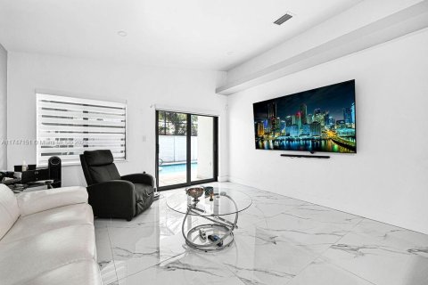 House in Miami, Florida 4 bedrooms, 191.19 sq.m. № 1959624 - photo 16