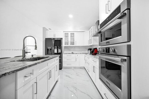 House in Miami, Florida 4 bedrooms, 191.19 sq.m. № 1959624 - photo 13