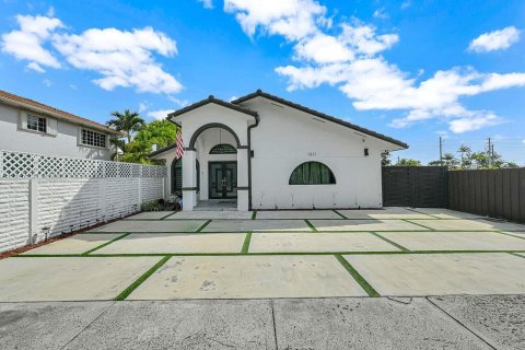 House in Miami, Florida 4 bedrooms, 191.19 sq.m. № 1959624 - photo 4