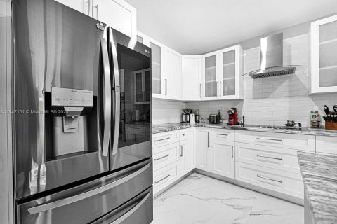 House in Miami, Florida 4 bedrooms, 191.19 sq.m. № 1959624 - photo 10