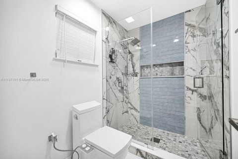 House in Miami, Florida 4 bedrooms, 191.19 sq.m. № 1959624 - photo 25