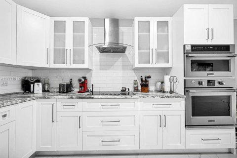 House in Miami, Florida 4 bedrooms, 191.19 sq.m. № 1959624 - photo 12