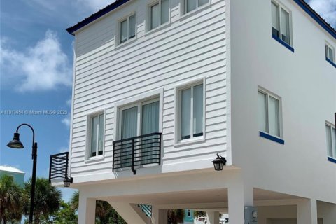 House in Key Largo, Florida 3 bedrooms, 167.6 sq.m. № 2013726
