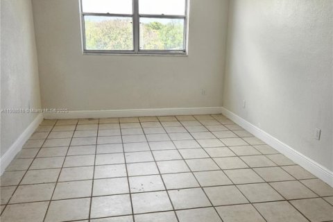 Condo in North Miami, Florida, 2 bedrooms  № 1960074 - photo 17