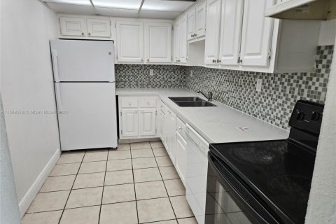 Condo in North Miami, Florida, 2 bedrooms  № 1960074 - photo 14