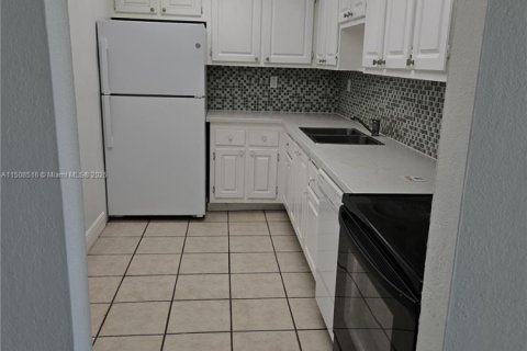Condo in North Miami, Florida, 2 bedrooms  № 1960074 - photo 13