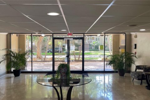 Condo in North Miami, Florida, 2 bedrooms  № 1960074 - photo 2