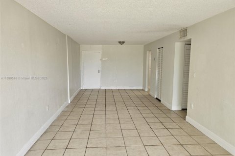 Condo in North Miami, Florida, 2 bedrooms  № 1960074 - photo 10