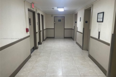 Condo in North Miami, Florida, 2 bedrooms  № 1960074 - photo 7