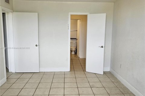 Condo in North Miami, Florida, 2 bedrooms  № 1960074 - photo 19