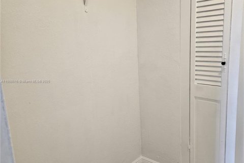 Condo in North Miami, Florida, 2 bedrooms  № 1960074 - photo 21