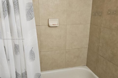 Condo in North Miami, Florida, 2 bedrooms  № 1960074 - photo 25
