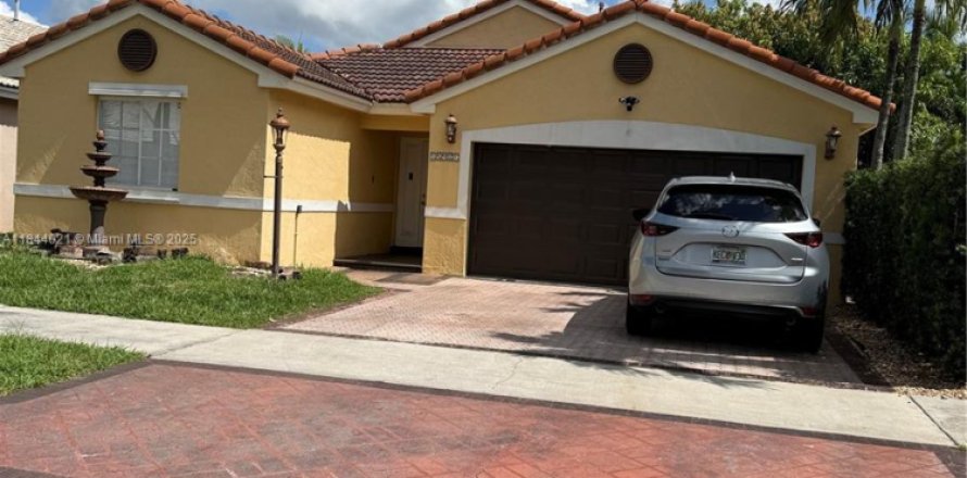 House in Miami, Florida 3 bedrooms, 151.52 sq.m. № 1845625