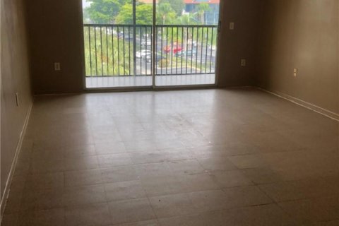 Condominio en venta en Pembroke Pines, Florida, 1 dormitorio, 48.77 m2 № 2193382 - foto 2