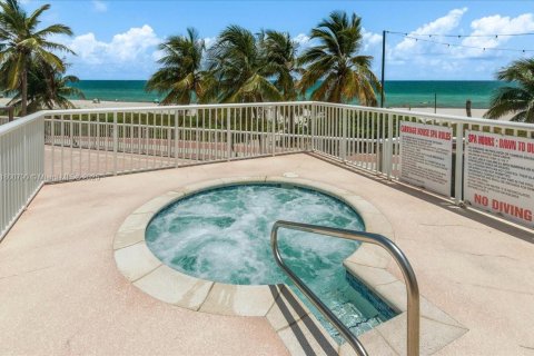 Condominio en venta en Miami Beach, Florida, 2 dormitorios, 91.04 m2 № 1696070 - foto 10