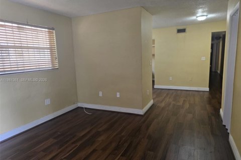 Casa en alquiler en Miami, Florida, 2 dormitorios, 410.72 m2 № 2024466 - foto 9