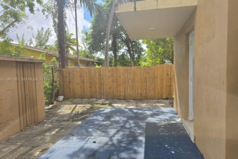 Casa en alquiler en Miami, Florida, 2 dormitorios, 410.72 m2 № 2024466 - foto 2