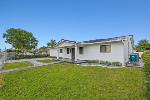 Villa ou maison à vendre à Miami, Floride: 4 chambres, 215.53 m2 № 1960198 - photo 4