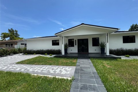 Villa ou maison à vendre à Miami, Floride: 4 chambres, 215.53 m2 № 1960198 - photo 2