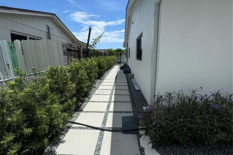 Villa ou maison à vendre à Miami, Floride: 4 chambres, 215.53 m2 № 1960198 - photo 5