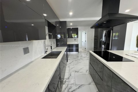 Villa ou maison à vendre à Miami, Floride: 4 chambres, 215.53 m2 № 1960198 - photo 19