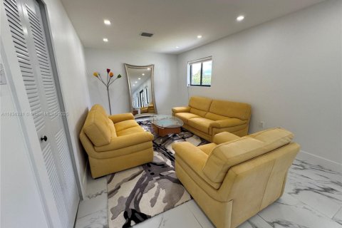 Villa ou maison à vendre à Miami, Floride: 4 chambres, 215.53 m2 № 1960198 - photo 22