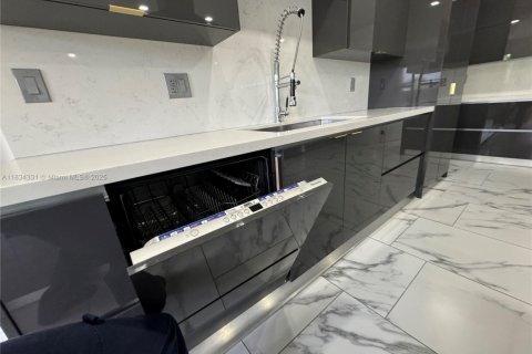 Villa ou maison à vendre à Miami, Floride: 4 chambres, 215.53 m2 № 1960198 - photo 18