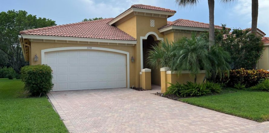 House in Delray Beach, Florida 3 bedrooms, 213.68 sq.m. № 2249782