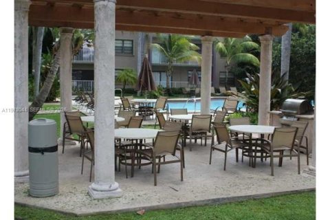 Condo in Miami, Florida, 1 bedroom  № 2041993 - photo 2