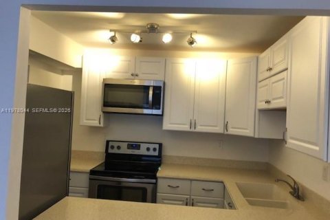 Condo in Miami, Florida, 1 bedroom  № 2041993 - photo 8