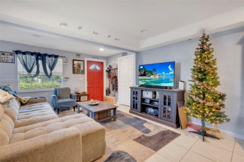 Купить виллу или дом в Уэст-Палм-Бич, Флорида 3 спальни, 93.65м2, № 1991440 - фото 6