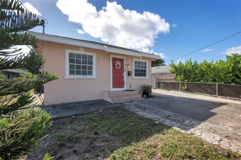 Купить виллу или дом в Уэст-Палм-Бич, Флорида 3 спальни, 93.65м2, № 1991440 - фото 2