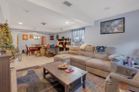 Купить виллу или дом в Уэст-Палм-Бич, Флорида 3 спальни, 93.65м2, № 1991440 - фото 7