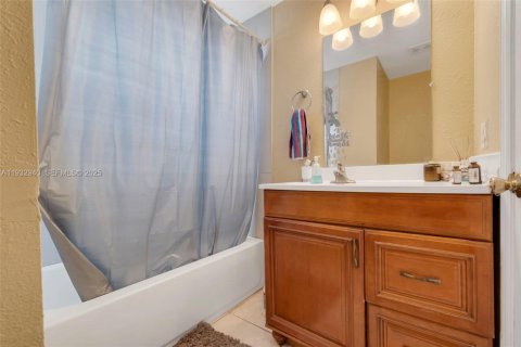 Купить виллу или дом в Уэст-Палм-Бич, Флорида 3 спальни, 93.65м2, № 1991440 - фото 16