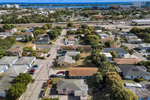 Купить виллу или дом в Уэст-Палм-Бич, Флорида 3 спальни, 93.65м2, № 1991440 - фото 26