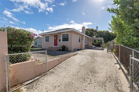 Купить виллу или дом в Уэст-Палм-Бич, Флорида 3 спальни, 93.65м2, № 1991440 - фото 3