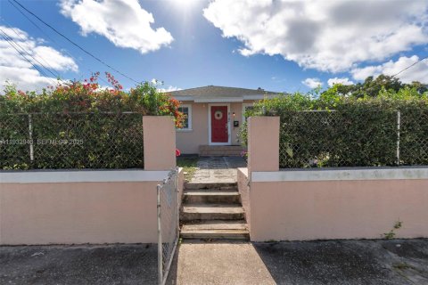 Купить виллу или дом в Уэст-Палм-Бич, Флорида 3 спальни, 93.65м2, № 1991440 - фото 4