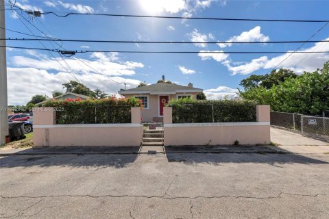 Купить виллу или дом в Уэст-Палм-Бич, Флорида 3 спальни, 93.65м2, № 1991440 - фото 5