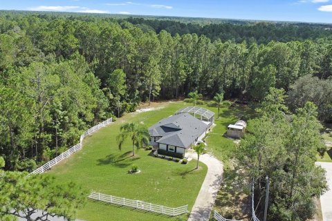 House in Eustis, Florida 3 bedrooms, 133.22 sq.m. № 2425942 - photo 2