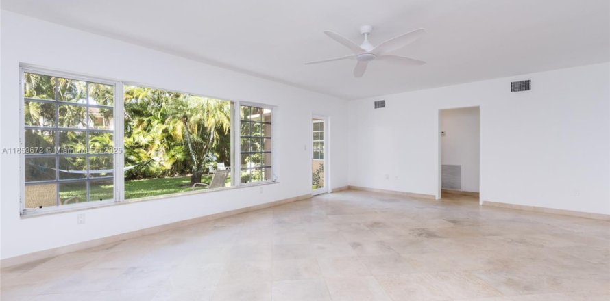 Кондоминиум с 2 спальнями в Бэл-Харбор, Флорида № 1983185