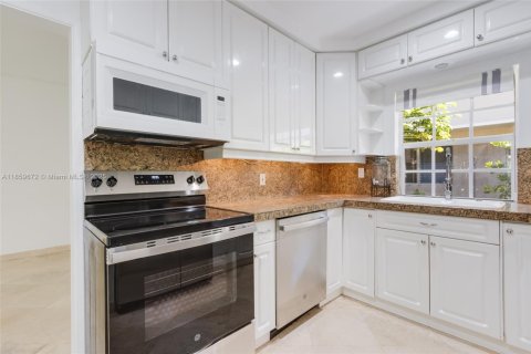 Снять в аренду кондоминиум в Бэл-Харбор, Флорида 2 спальни, 121.7м2, № 1983185 - фото 7