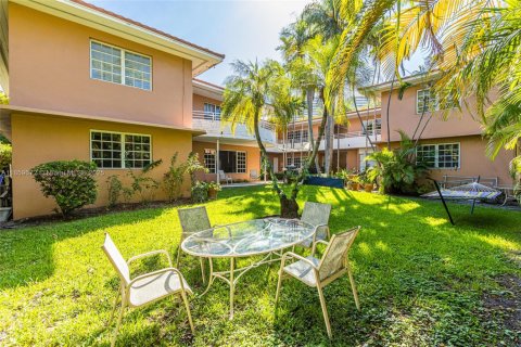 Снять в аренду кондоминиум в Бэл-Харбор, Флорида 2 спальни, 121.7м2, № 1983185 - фото 16