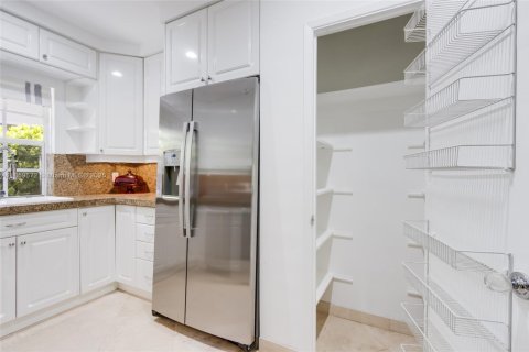 Снять в аренду кондоминиум в Бэл-Харбор, Флорида 2 спальни, 121.7м2, № 1983185 - фото 6