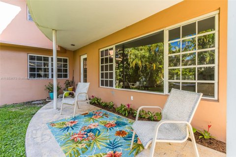 Снять в аренду кондоминиум в Бэл-Харбор, Флорида 2 спальни, 121.7м2, № 1983185 - фото 2