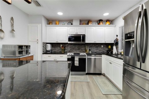 House in Plantation, Florida 4 bedrooms, 219.06 sq.m. № 1798906 - photo 10