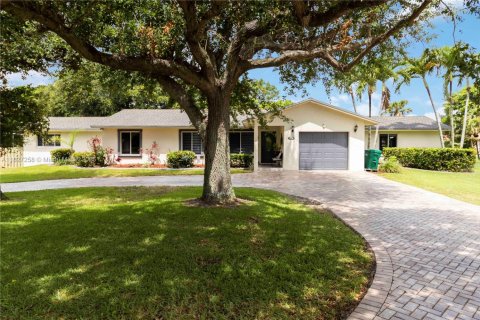 House in Plantation, Florida 4 bedrooms, 219.06 sq.m. № 1798906 - photo 2