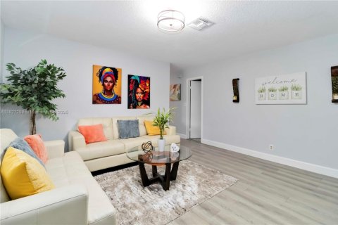 House in Plantation, Florida 4 bedrooms, 219.06 sq.m. № 1798906 - photo 5